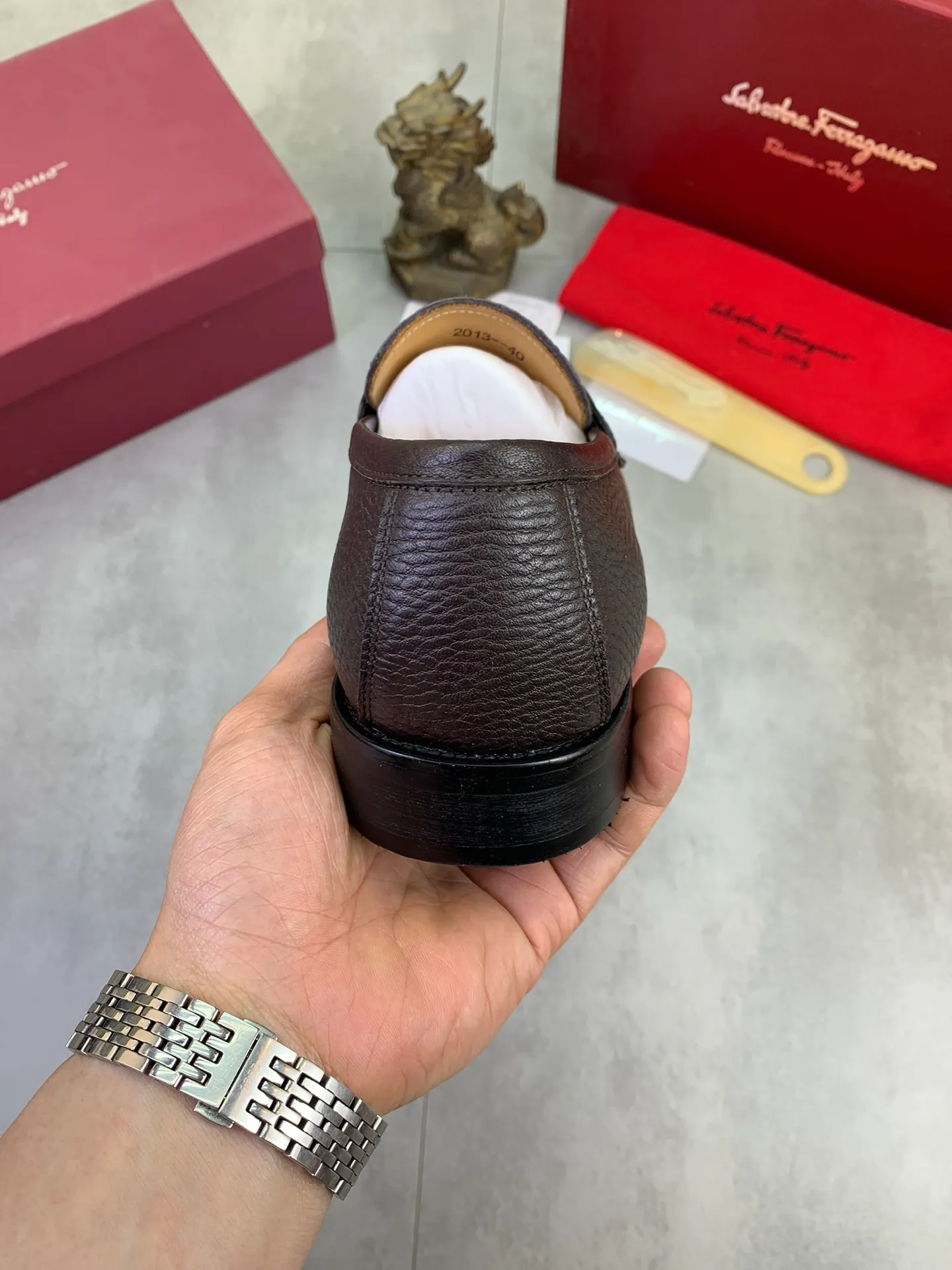 Men's Men's Shoes 💰P460💰[New Style] Water-dyed Niuli 🆘[Salvatore Ferragamo] Ferragamo's latest casual business leather shoes for men! Available at counters simultaneously! The fabric is made of specially imported original pebbled calfskin, and the lining is made of imported water-dyed cowhide. It is absolutely luxurious and leads the fashion trend. Matching code: 38-47 black and brown optional